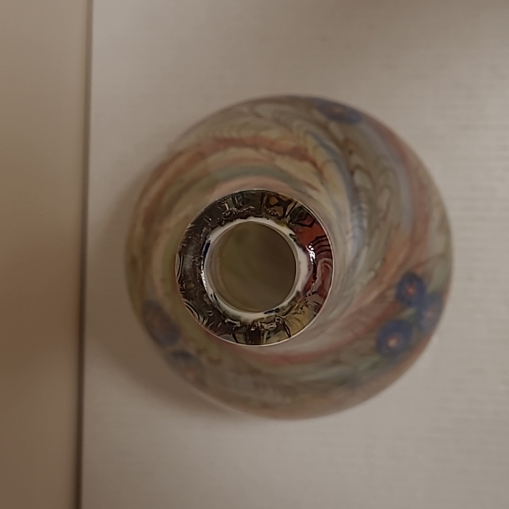 Beautiful Handblown Glass Vase - Picture 6 of 16